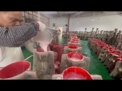 Η κούκλα του σεξ βάζει την πρώτη ύλη στο καλούπι.